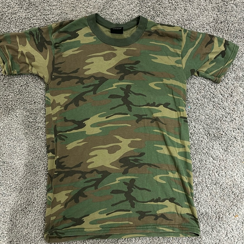 Camo shirt size US medium